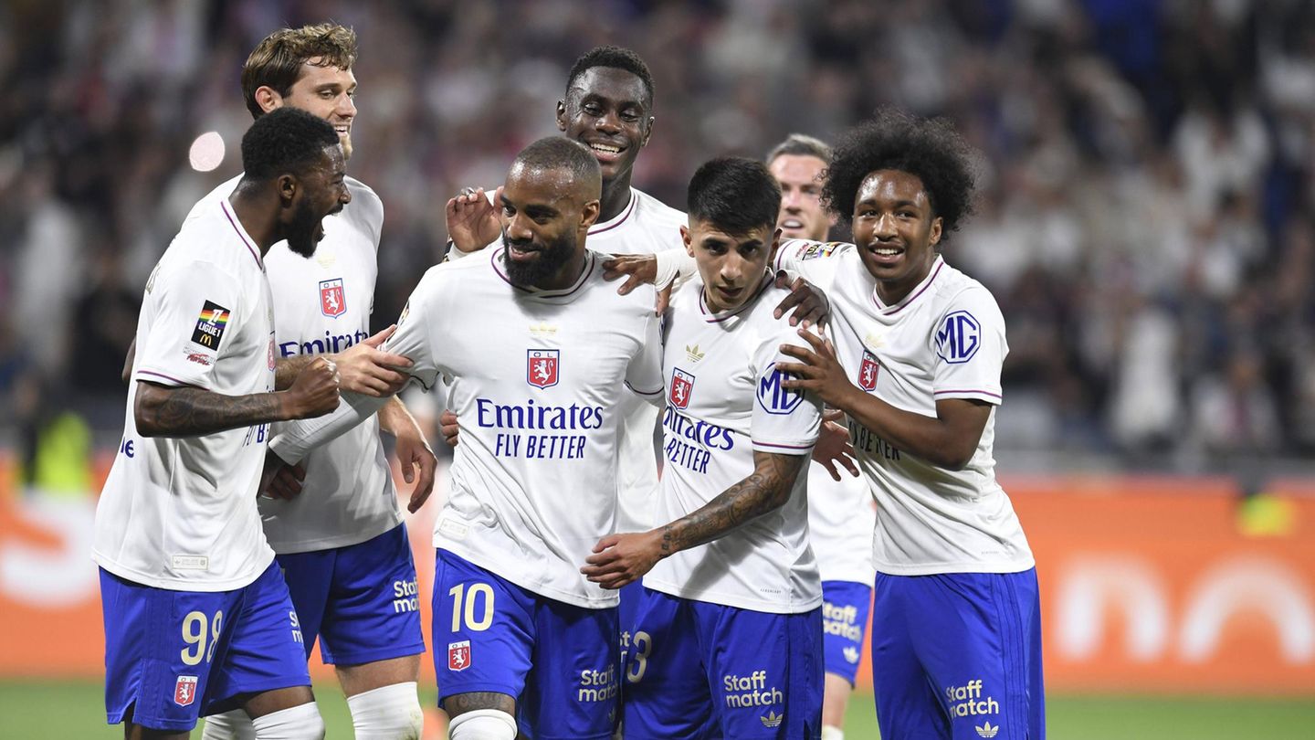 Spieler von Olympique Lyon feiern ein Tor