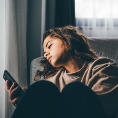 Montagsstress: Frau am Handy