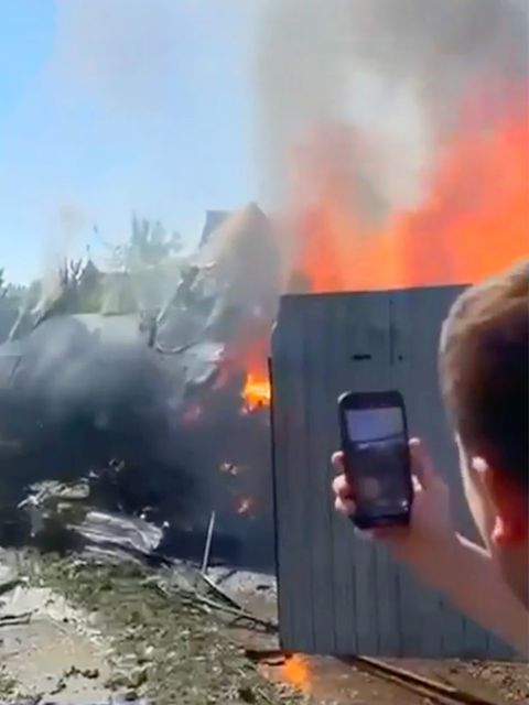 Das brennende Wrack der russischen Kampfdrohne Altius-U