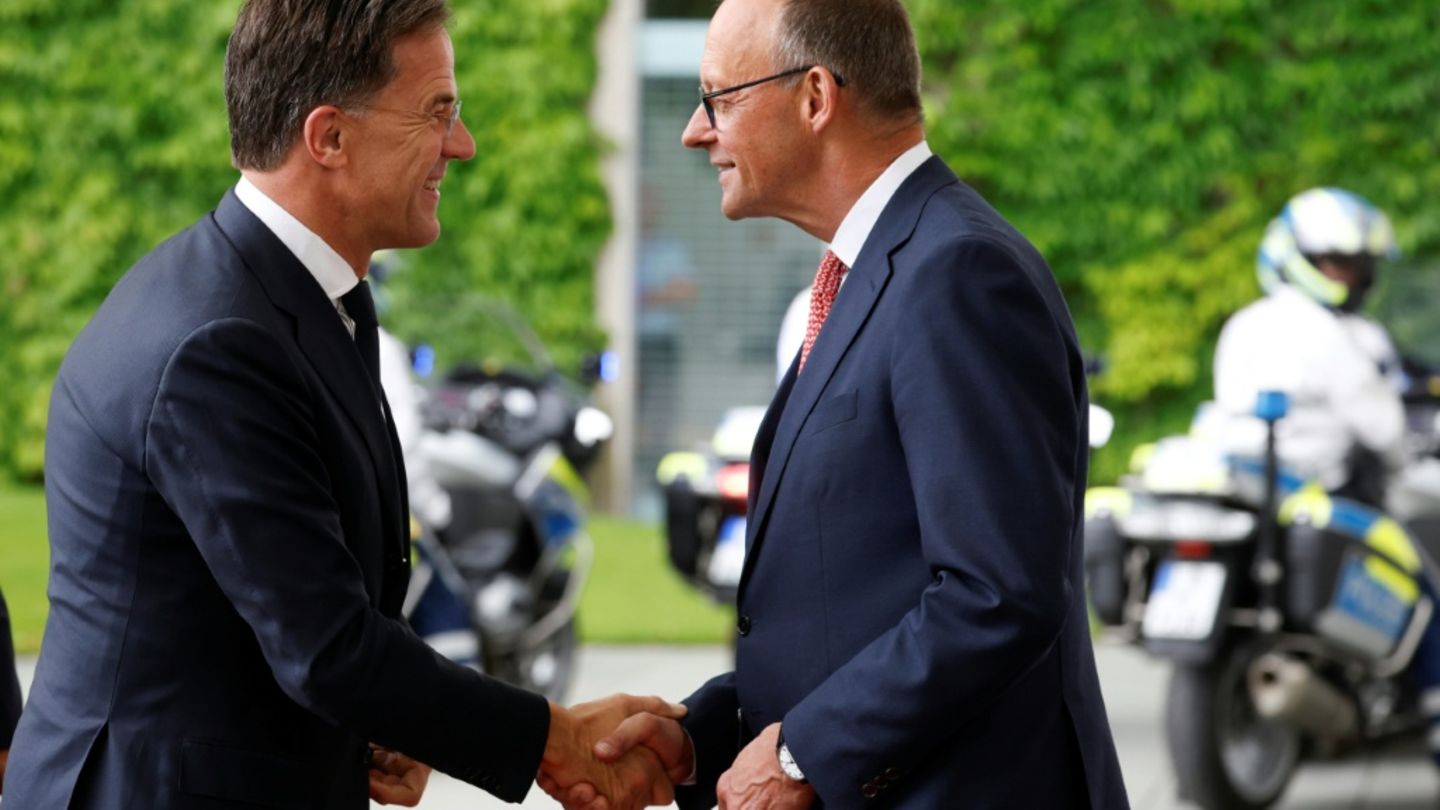 Mark Rutte (l.) im Bundeskanzleramt mit Friedrich Merz