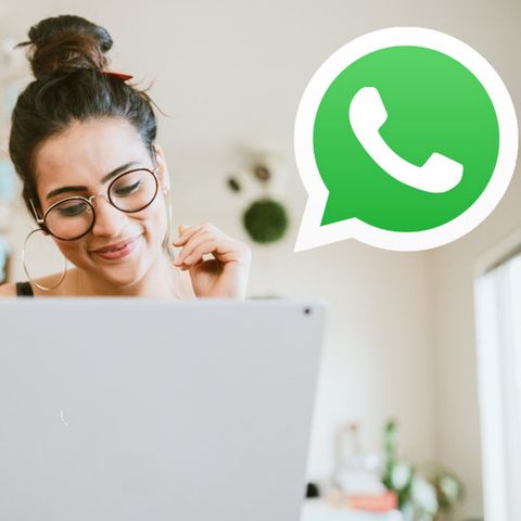 Eine Frau sitzt am Rechner, rechts von ihr ist das Whatsapp-Symbol zu sehen