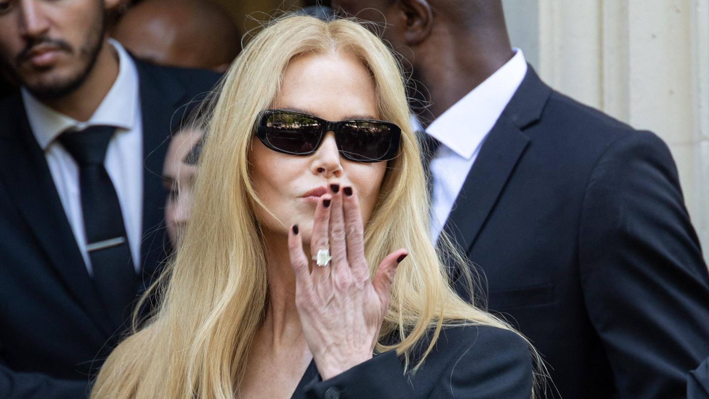 Haute Couture: Nicole Kidman bei Balenciaga mit schwarzer Sonnenbrille