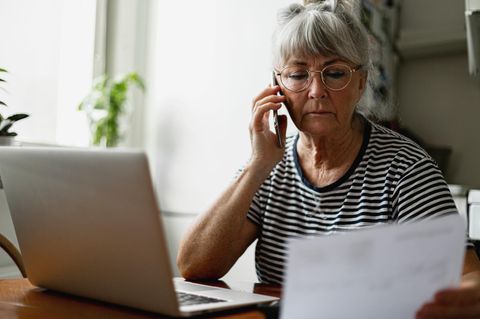 Kredit im Alter: Frau telefoniert