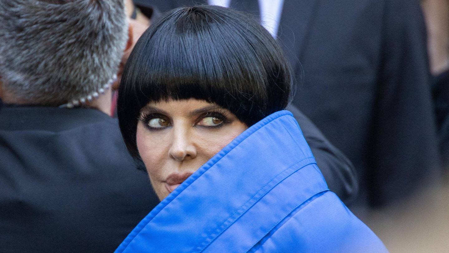 Haute Couture: Lisa Rinna versteckt sich halb hinter einem blauen Kragen