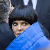 Haute Couture: Lisa Rinna versteckt sich halb hinter einem blauen Kragen