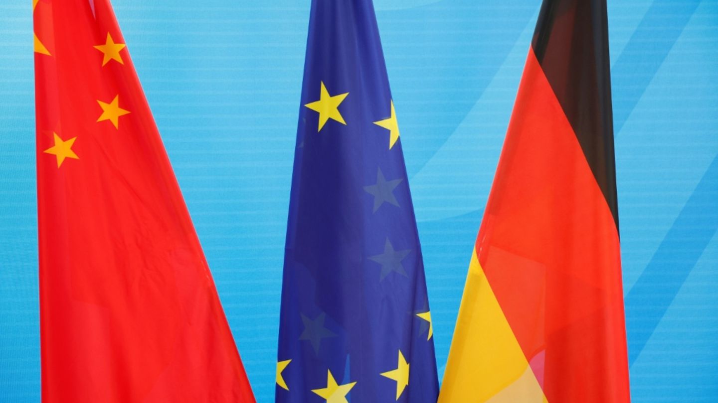 Flaggen Chinas, der EU und Deutschlands