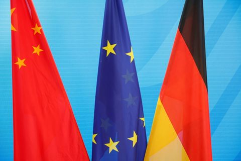 Flaggen Chinas, der EU und Deutschlands