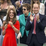 Prinzessin Kate im knallroten engen Dress auf der Tribüne, sie lacht