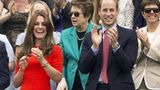 Prinzessin Kate im knallroten engen Dress auf der Tribüne, sie lacht