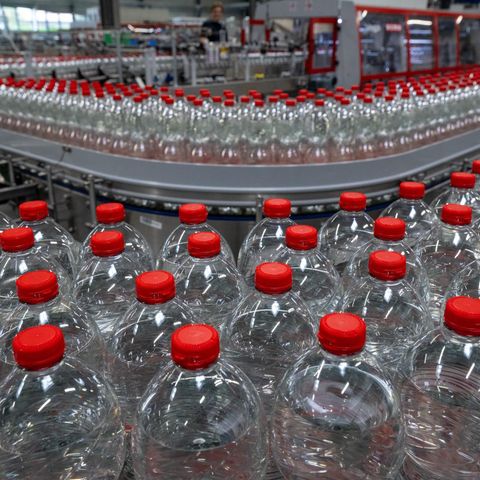 Flaschen mit Mineralwasser laufen über eine Produktionslinie der Roxane GmbH in Jessen, Sachsen-Anhalt