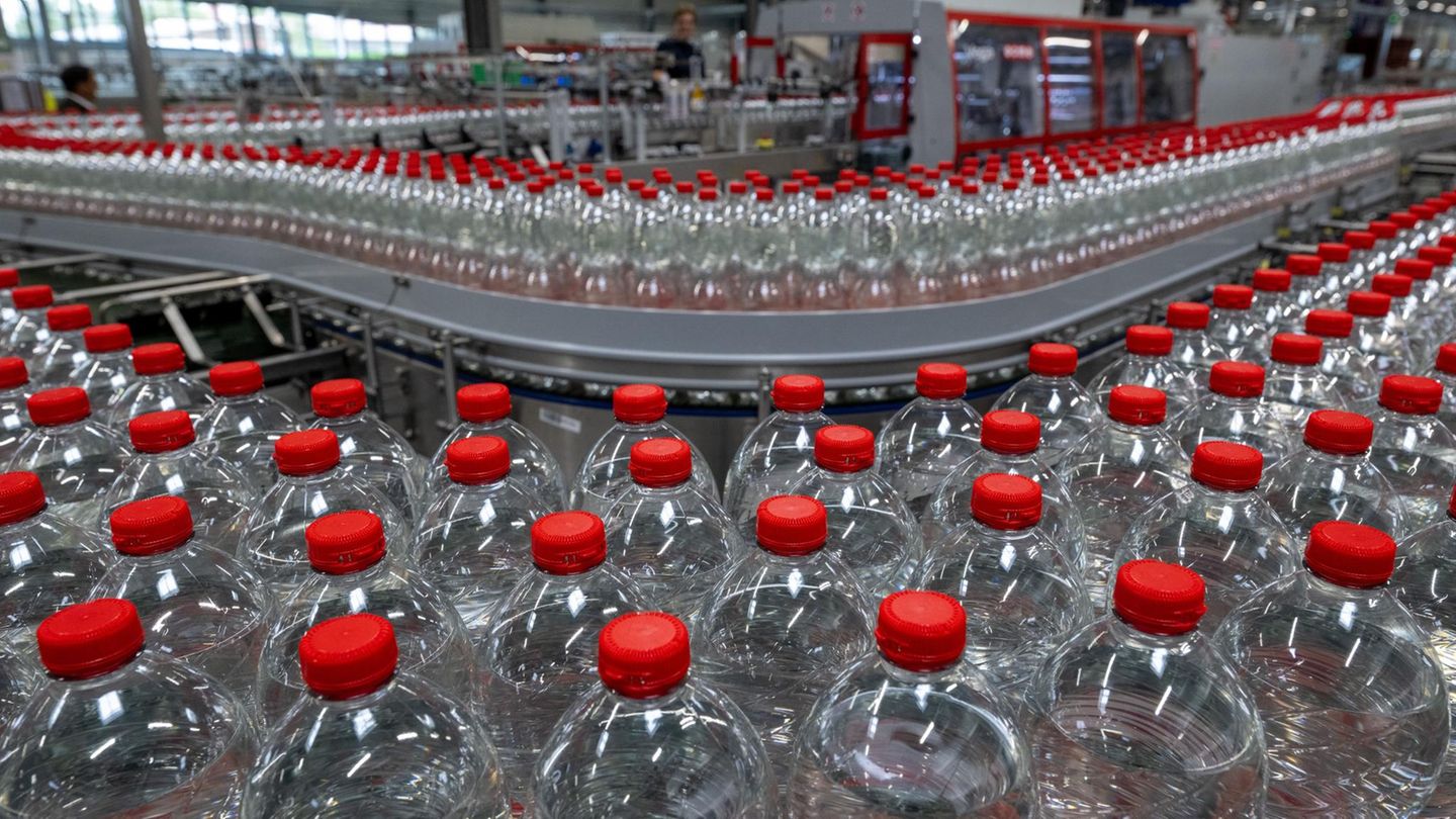 Mineral water from Edeka and Netto probably loaded with germs – recall