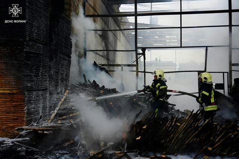 Feuerwehr löscht Brand nach Angriff in Luzk
