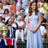 Kate 2019 in einem zartblauen Kleid neben dem Wimbledon-Pokal