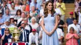 Kate 2019 in einem zartblauen Kleid neben dem Wimbledon-Pokal