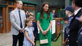 Kate begrüßt in einem schmalen grünen Dress ein paar Ballkinder