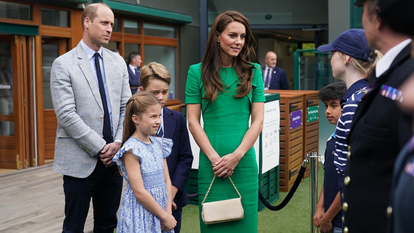 Kate begrüßt in einem schmalen grünen Dress ein paar Ballkinder
