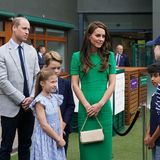 Kate begrüßt in einem schmalen grünen Dress ein paar Ballkinder