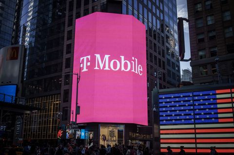 Werbung für T-Mobile US auf einer Leuchtreklame am Time Square in New York, USA