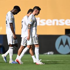 Die Spieler von Real Madrid verlassen nach der klaren Niederlage bei der Klub-WM gegen Paris Saint-Germain mit gesenkten Köpfen den Platz