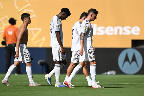 Die Spieler von Real Madrid verlassen nach der klaren Niederlage bei der Klub-WM gegen Paris Saint-Germain mit gesenkten Köpfen den Platz