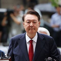 Der ehemalige Präsident Südkoreas Yoon Suk Yeol (M) trifft am Gericht ein