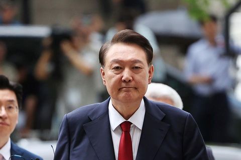 Der ehemalige Präsident Südkoreas Yoon Suk Yeol (M) trifft am Gericht ein