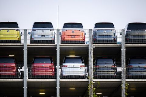 Mehrere VW ID.Buzz auf einem Parkdeck