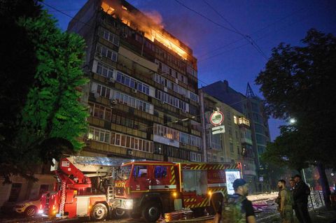 Ein Feuer brennt in einem Wohnhaus nach einem russischen Angriff in Kiew, Ukraine, am frühen Donnerstag