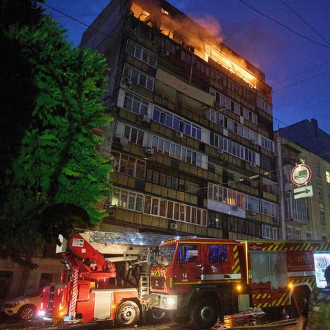 Ein Feuer brennt in einem Wohnhaus nach einem russischen Angriff in Kiew, Ukraine, am frühen Donnerstag