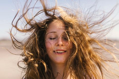Körper: eine Frau mit wehenden Haaren