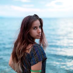 Frau steht vor dem Meer