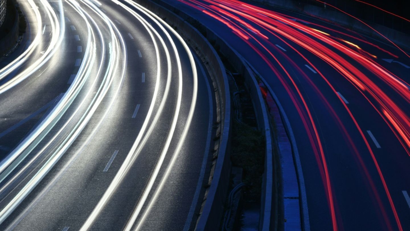 Autobahn bei Nacht