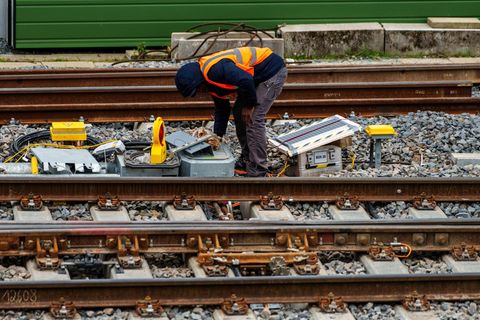 Ein Arbeiter bei der Sanierung der Riedbahn