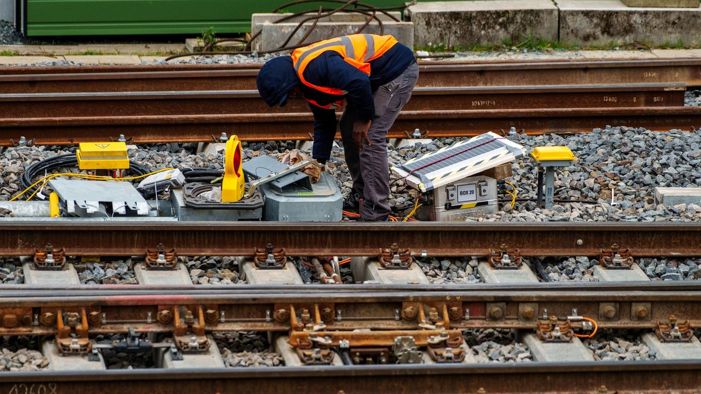 Ein Arbeiter bei der Sanierung der Riedbahn