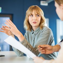 Zwei Frauen unterhalten sich im Büro