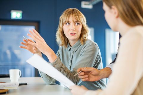 Zwei Frauen unterhalten sich im Büro