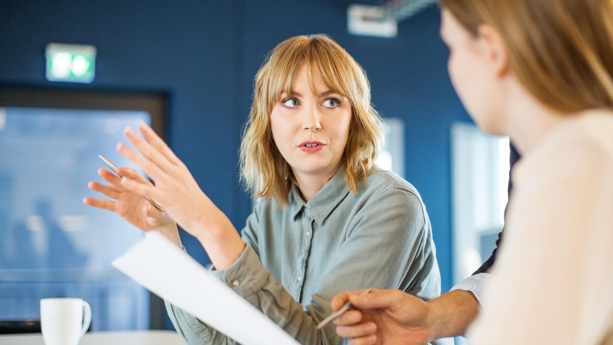 Zwei Frauen unterhalten sich im Büro
