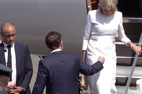 Macron und Ehefrau Brigitte steigen aus Flugzeug aus