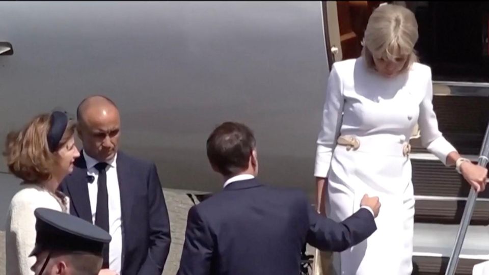 Emmanuel Macron: Flugzeug Szene sorgt erneut für Aufsehen Macron und Ehefrau Brigitte steigen aus Flugzeug aus