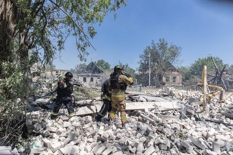 Rettungshelfer suchen in Kostiantynivka in der Ukraine in den Trümmern eines zerstörten Hauses nach Überlebenden