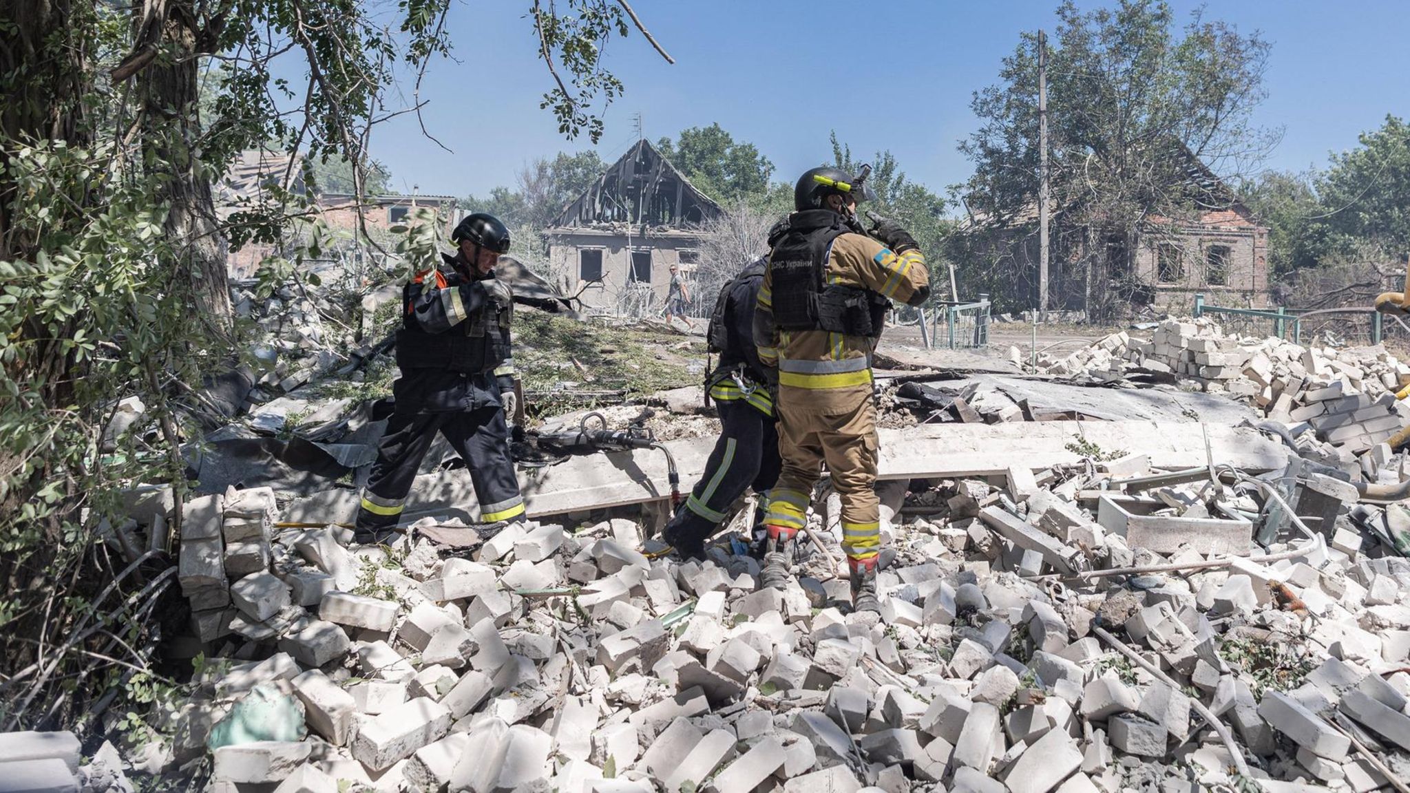 Rettungshelfer suchen in Kostiantynivka in der Ukraine in den Trümmern eines zerstörten Hauses nach Überlebenden
