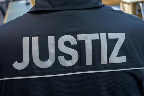 Justizbeamter in einem Gerichtssaal
