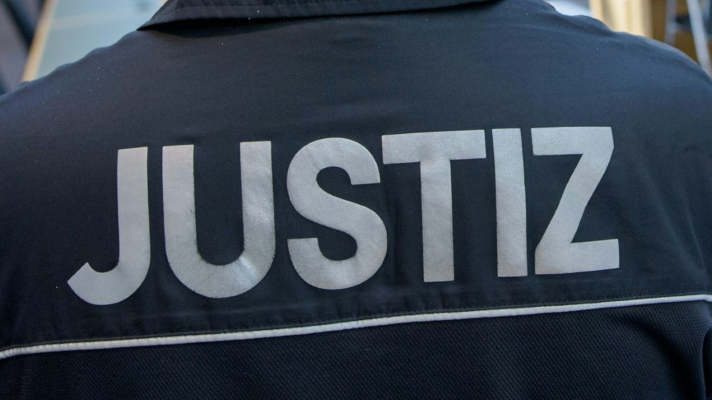 Justizbeamter in einem Gerichtssaal