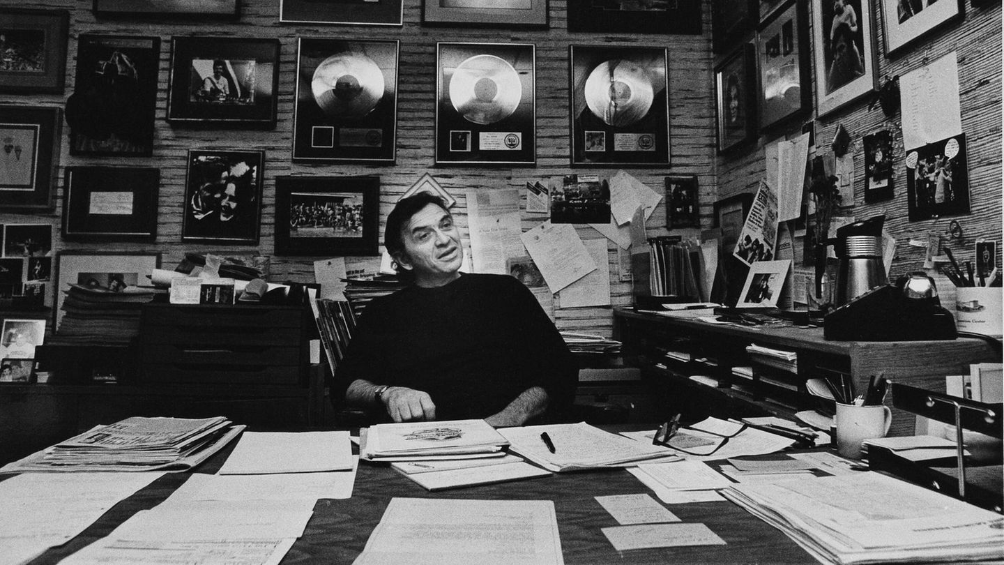 Bill Graham thront in seinem Büro in San Franzisko 1982 Konzertpromoter Bill Graham thront 1982 in seinem Büro in San Francisco