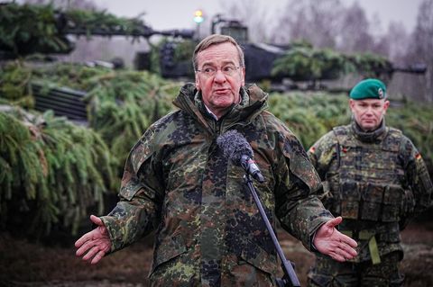 Bundesverteidigungsminister Boris Pistorius (SPD), im Hintergrund: "Puma"-Schützenpanzer der Bundeswehr. Auch von diesem Modell soll bald Nachschub für die Truppe bestellt werden