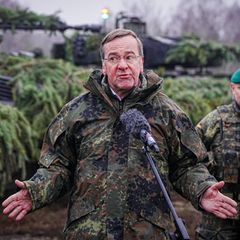 Bundesverteidigungsminister Boris Pistorius (SPD), im Hintergrund: "Puma"-Schützenpanzer der Bundeswehr. Auch von diesem Modell soll bald Nachschub für die Truppe bestellt werden