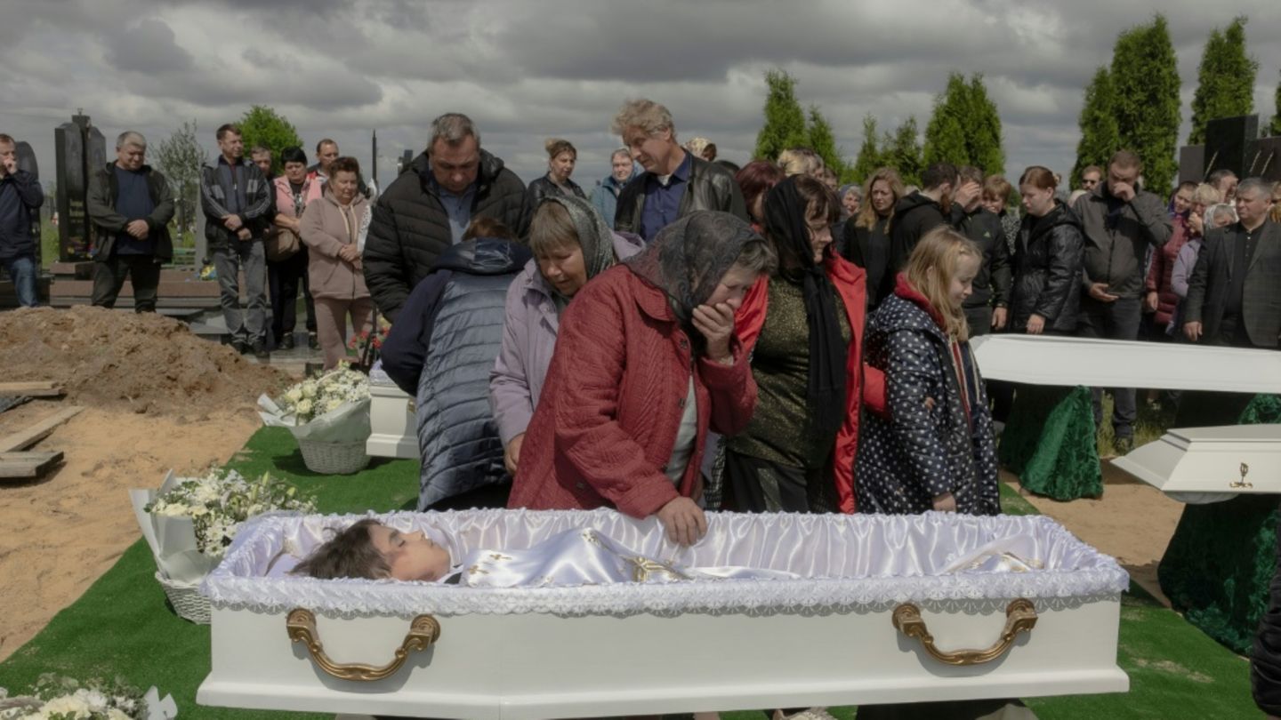 Beerdigung ukrainischer Zivilisten in Korostyschiw