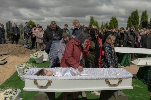Beerdigung ukrainischer Zivilisten in Korostyschiw