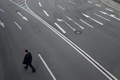 Ein Mann auf einer leeren Straße in München