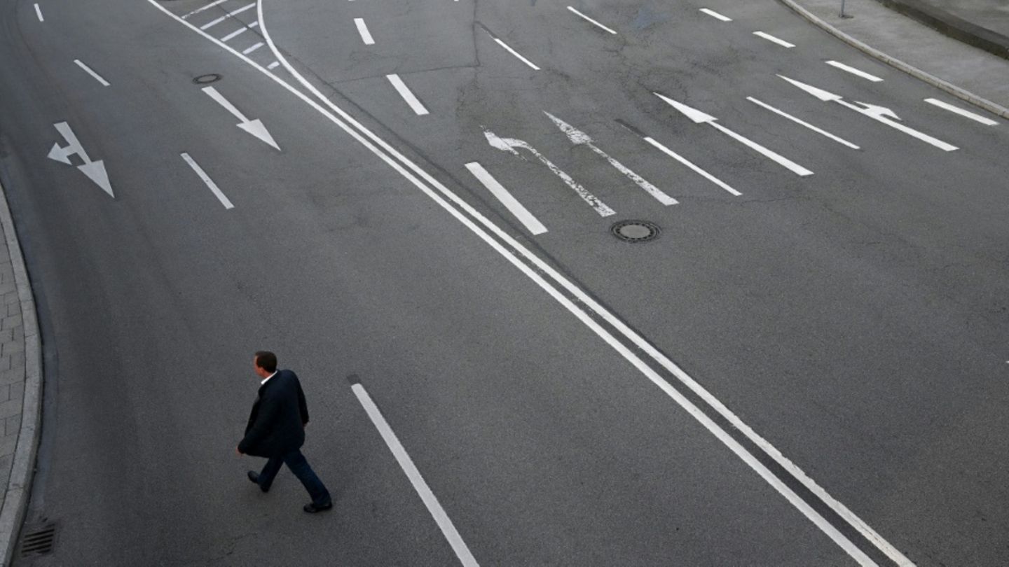 Ein Mann auf einer leeren Straße in München